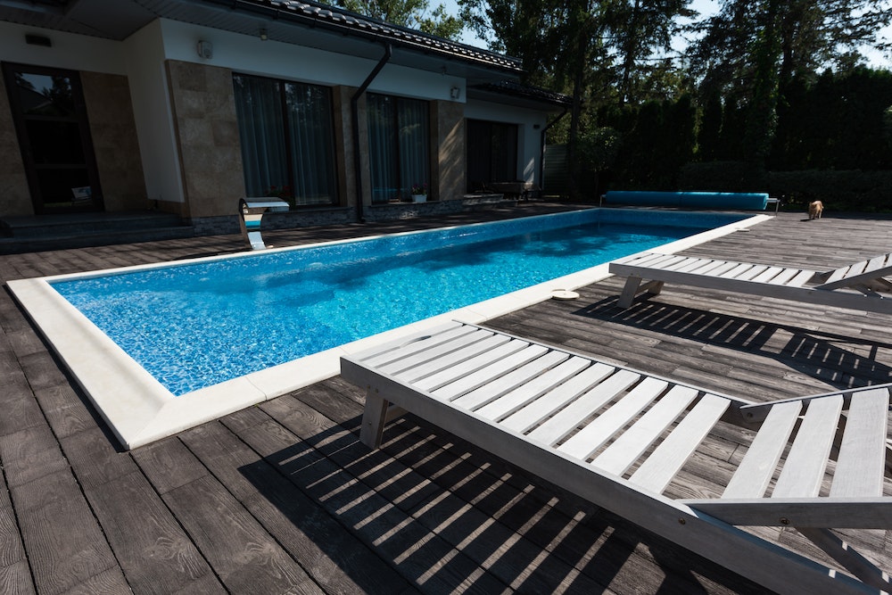 Comment la taxe des piscines hors sol autoportantes influence les propriétaires de biens immobiliers ?