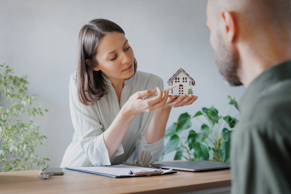 Estimations immobilières trop basses : Quelles conséquences pour les propriétaires et les agents immobiliers ?
