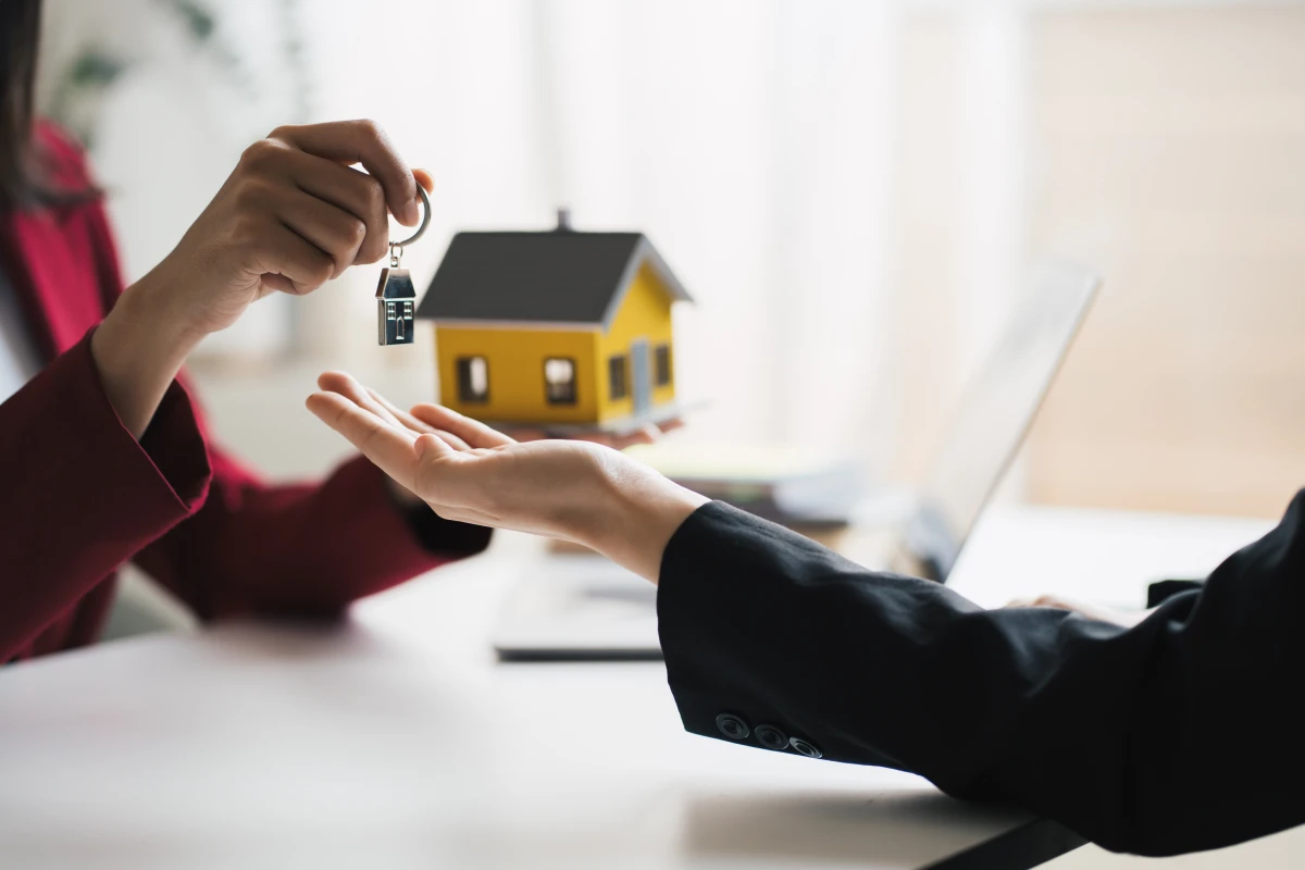 Comment éviter les droits de succession sur un bien immobilier : les clés pour une transmission réussie